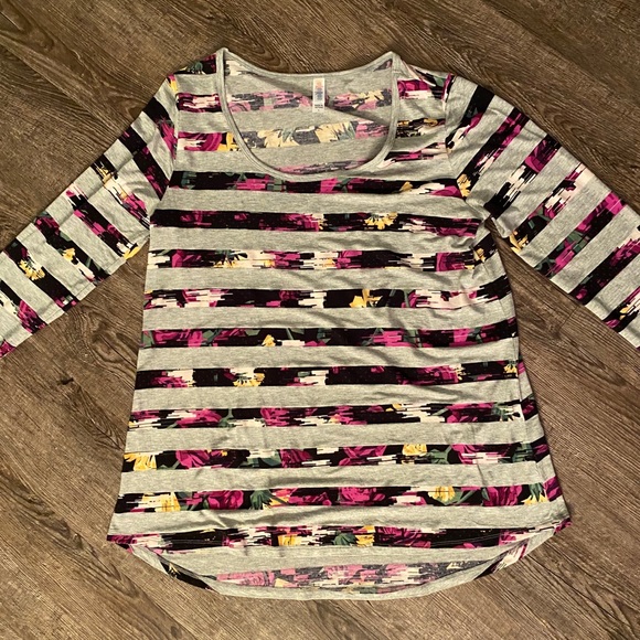 LuLaRoe Tops - LulaRoe Gray Striped Lynnae Tee ⭐⭐